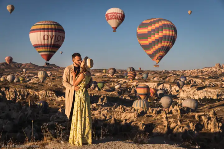 Mongolfiere in Cappadocia sopra valli con camini delle fate