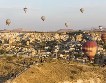Globos aerostaticos de Cappadocia sobre valles de chimeneas de hadas
