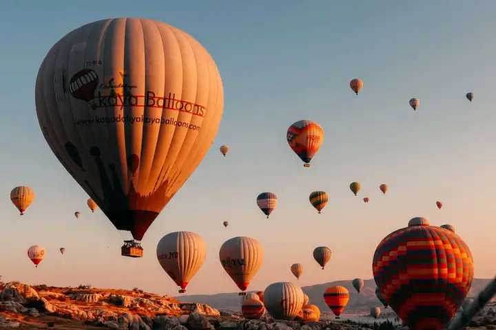 Globos aerostaticos de Cappadocia sobre valles de chimeneas de hadas