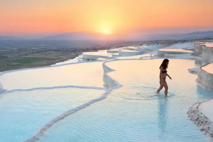 Terrazas blancas de travertino y piscinas termales de Pamukkale
