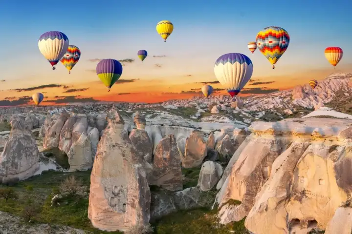 Mongolfiere in Cappadocia sopra le valli al tramonto
