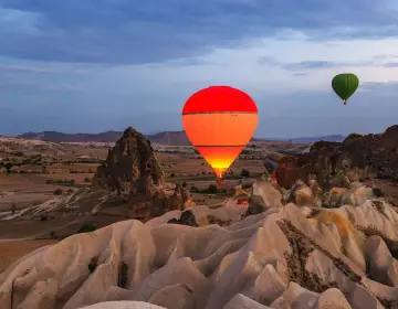 Globos aerostaticos de Cappadocia al amanecer sobre valles de chimeneas de hadas