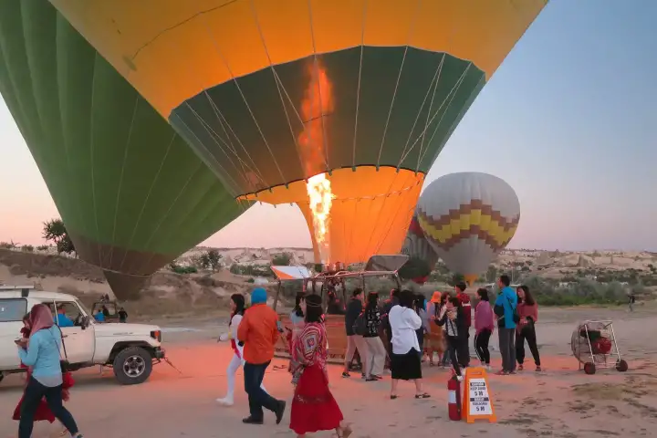 Mongolfiere in Cappadocia sopra valli con camini delle fate
