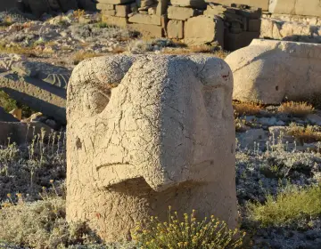 Antiche statue del monte Nemrut nel tour dell'est della Turchia
