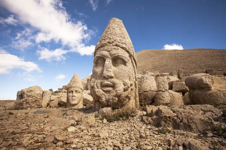 Teste colossali di pietra sul Monte Nemrut all alba